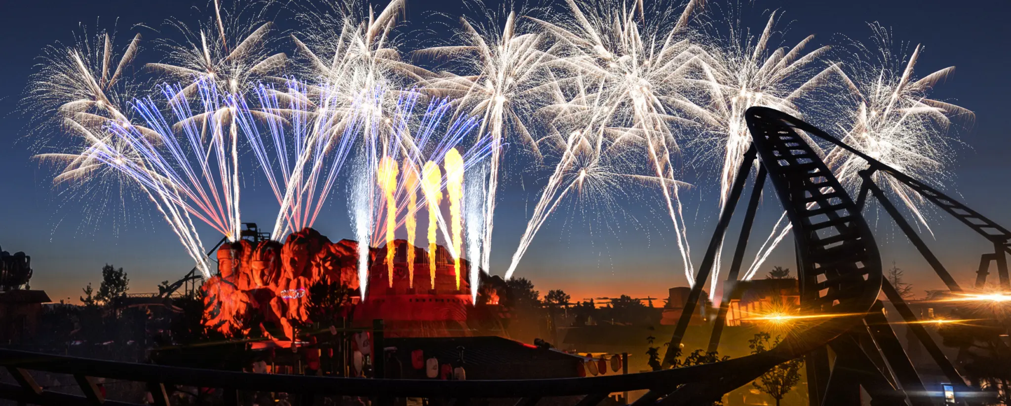 Feux d'artifice du show nocturne au-dessus du Monument des Hokage, dans la zone Naruto