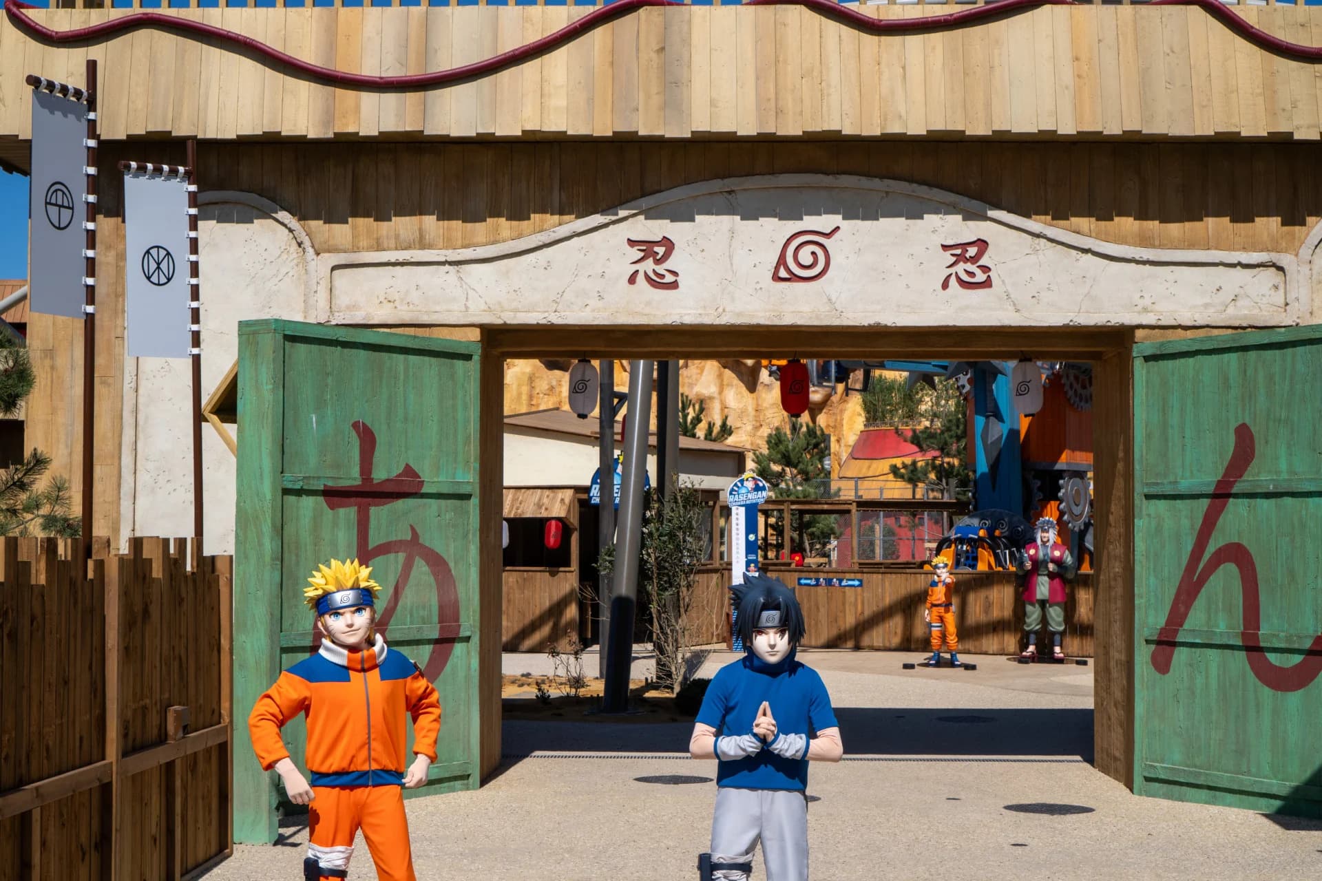 La porte d'entrée de Konoha Land avec les mascottes Naruto et Sasuke posant devant, l'un des meilleurs spots photo du parc