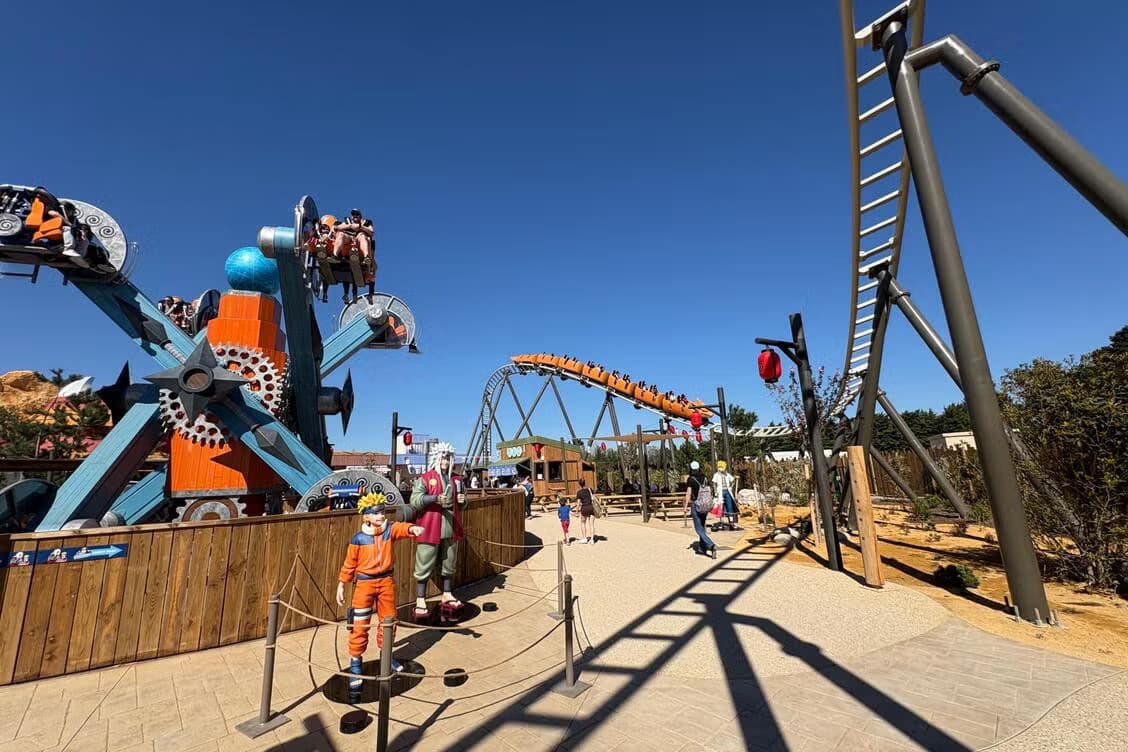 Vue d'ensemble depuis l'entrée de Konoha Land, avec Rasengan Chakra Rotation et Kyûbi Unchained visibles