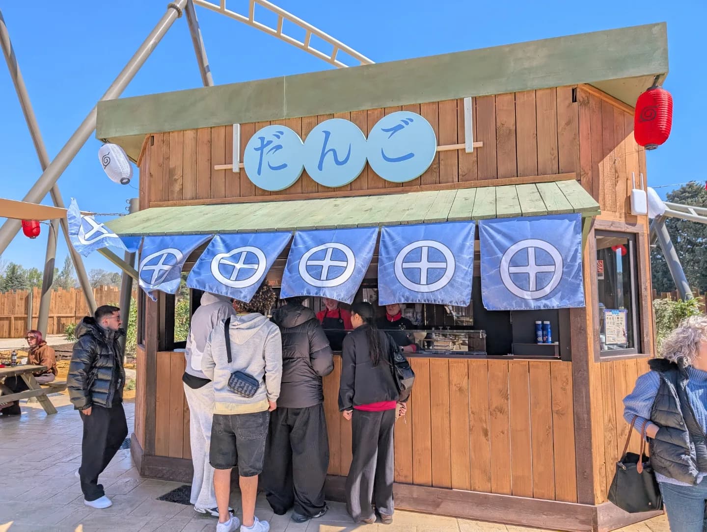 Affluence de visiteurs devant le comptoir du Dango Shop, aux heures de forte fréquentation