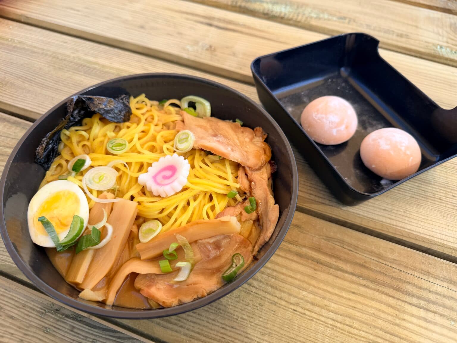 Un bol de ramen fumant servi à l'Ichiraku Ramen du Parc Spirou